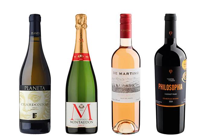 4 garrafas de vinho dispostas num fundo branco.