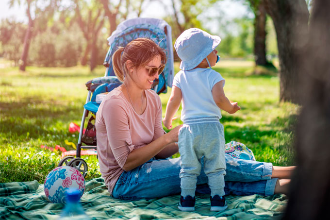 Mãe e bebe num pequinique ao ar livre
