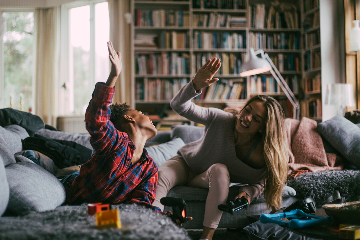 amigas comemoram e jogam video game