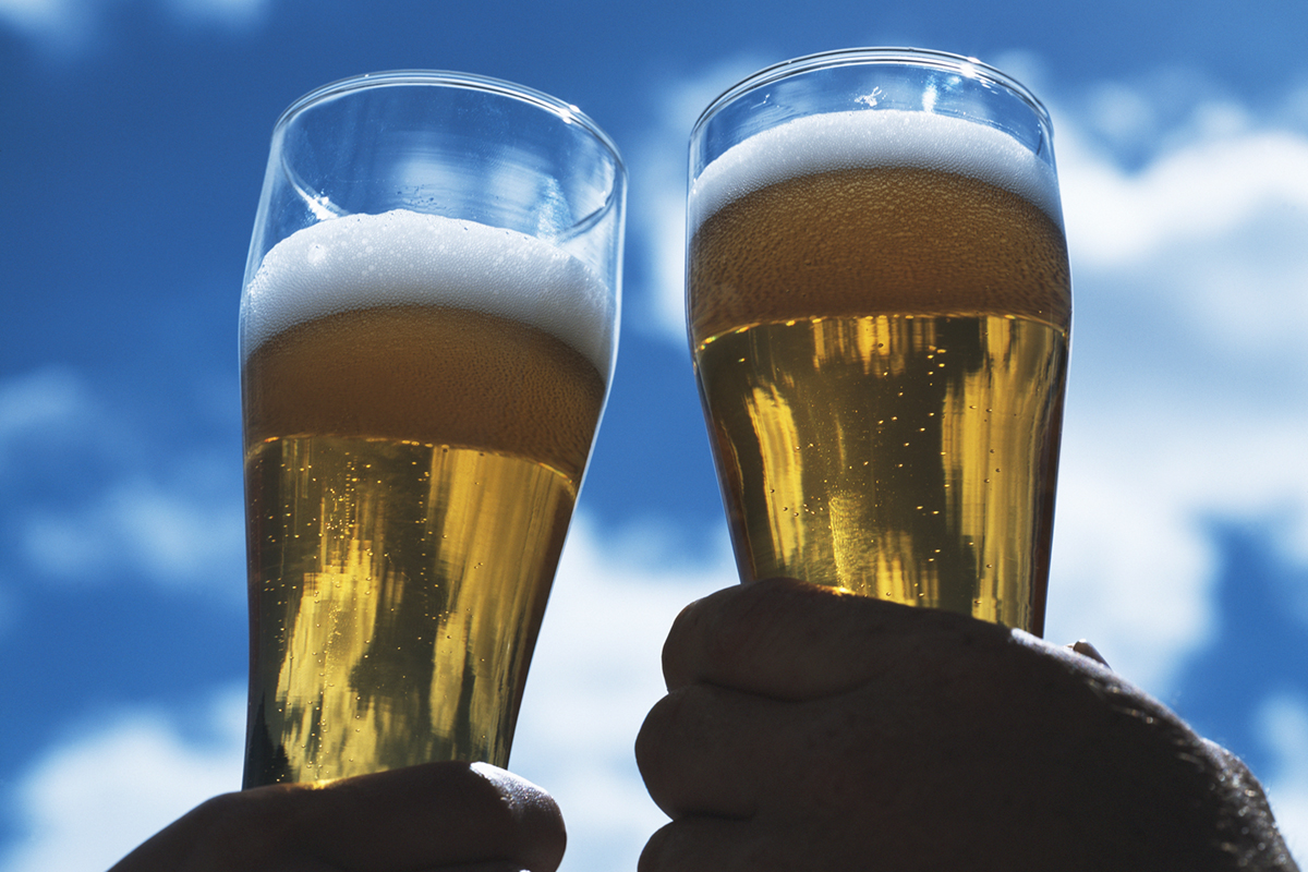 brinde copos tulipa cerveja contra o céu azul