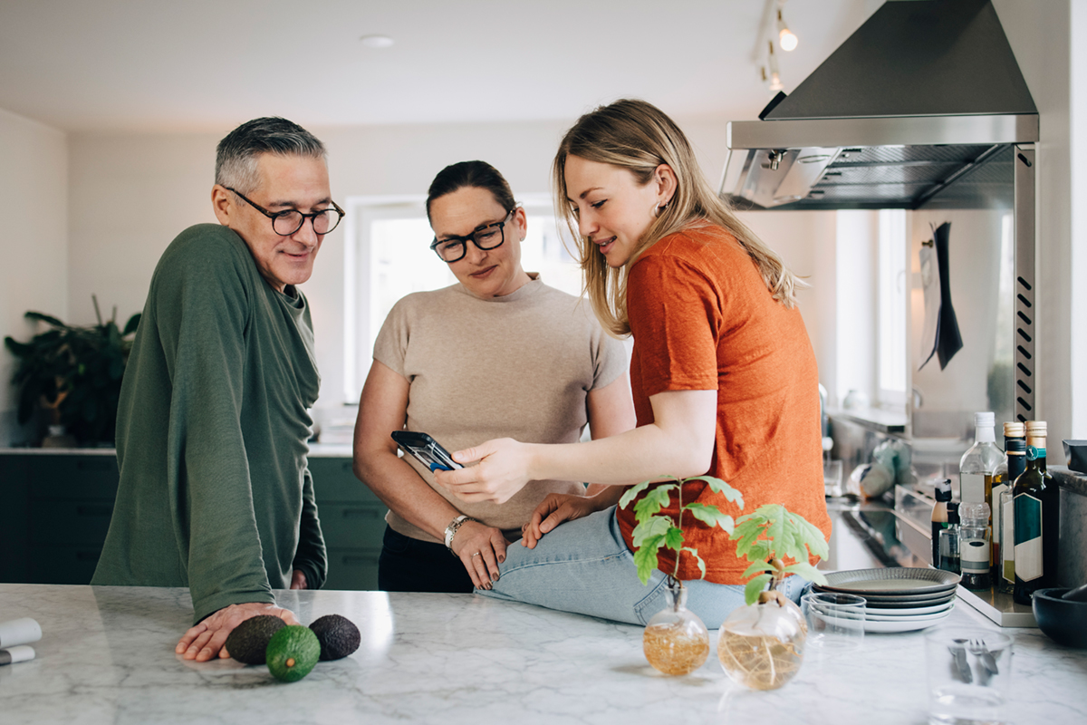 Familia na cozinha com alexa